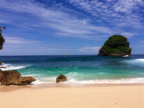Tips Berwisata di Pantai Baru di Malang